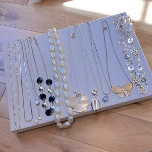 Lot of 10 silver necklaces.
